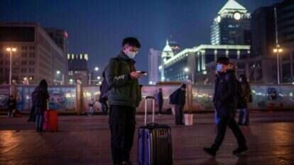 צעיר סיני בתחנת הרכבת בבייג'ינג. | AFP