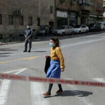 הולכת רגל בירושלים. | EPA