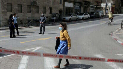 הולכת רגל בירושלים. | EPA