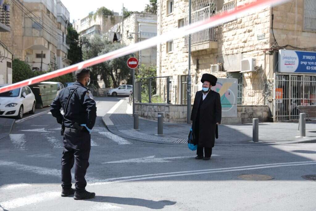 מחסום משטרתי ברחובות ירושלים. | EPA מחסום משטרתי ברחובות ירושלים. | EPA