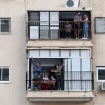 שירה במרפסות בתל אביב בסגר הקודם. | EPA