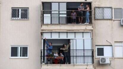 שירה במרפסות בתל אביב בסגר הקודם. | EPA