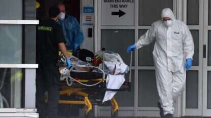 פינוי חולה קורונה בליברפול. | AFP פינוי חולה קורונה בליברפול. | AFP