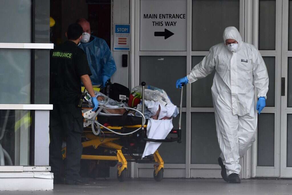 פינוי חולה קורונה בליברפול. | AFP