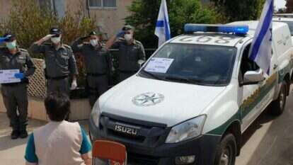 אנשי כוחות הביטחון מצדיעים לניצולת שואה בצפירה. | שיטור קהילתי עמק הירדן