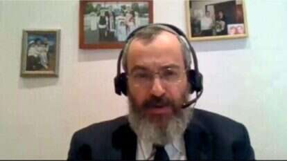 הרב אביחי אפל רבה של פרנקפורט ויור רבני גרמניה בשיעור ברשת. | באדיבות ועד רבני אירופה