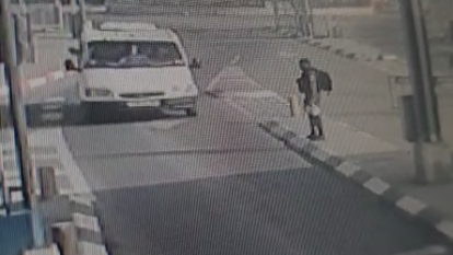 תיעוד הגעת המחבל ברכב למחסום.