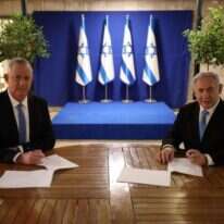 נתניהו וגנץ חותמים על ההסכם הקואליציוני ב-2020