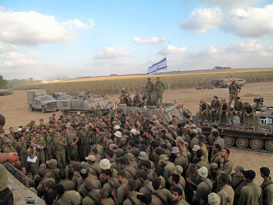 חיילי גדוד 51 של חטיבת גולני בפיקודו של פרידלר, בתדרוך במהלך צוק איתן. | דובר צה"ל