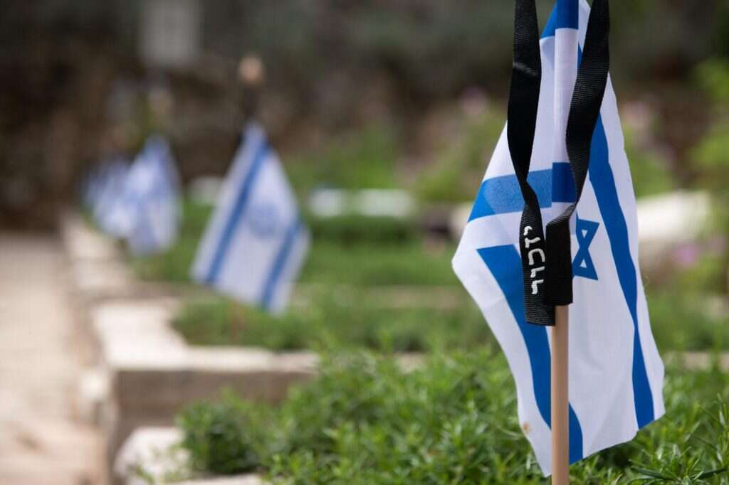 טקס "דגלון לנופל" והנחת דגל הלאום על קברי חללי מערכות ישראל בהר הרצל. | דובר צה"ל