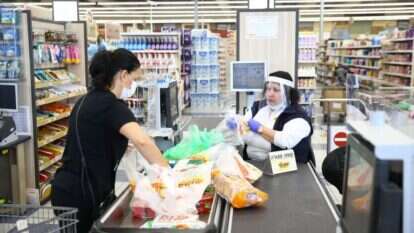 קניות ברשת שיווק באשדוד, בסוף השבוע. | לירון מולדובן