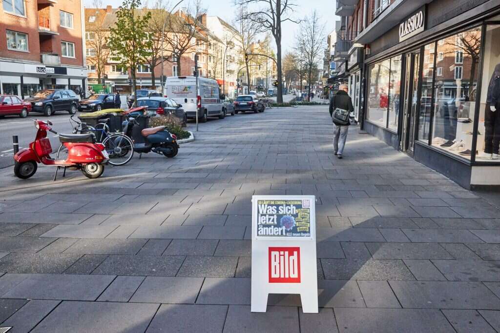עלות המגפה לעסקים הקטנים בגרמניה: 50 מיליארד. פרסומת ל"בילד" ברחוב שומם בהמבורג, אפריל 2020. | גטי אימג'ס