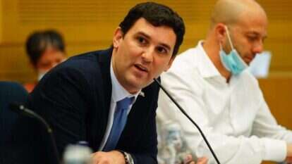 הוועדה המיוחדת לדיון בהצעת חוק יסוד הממשלה.מימין: היועמ"ש של וועדת חוק חוקה ומשפט, גור בליי, היועמ"ש של וועדת חוק חוקה ומשפט וואיתן גינזבורג יו"ר הוועדה המיוחדת. | עדינה ולמן, דוברות הכנסת