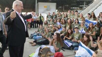 נשיא המדינה מקבל את פניהם של 110 צעירים המתגייסים לצה"ל כחיילים בודדים מארה"ב ומקנדה. קרדיט | מארק ניימן/ לע"מ נשיא המדינה מקבל את פניהם של 110 צעירים המתגייסים לצה"ל כחיילים בודדים מארה"ב ומקנדה. קרדיט | מארק ניימן/ לע"מ