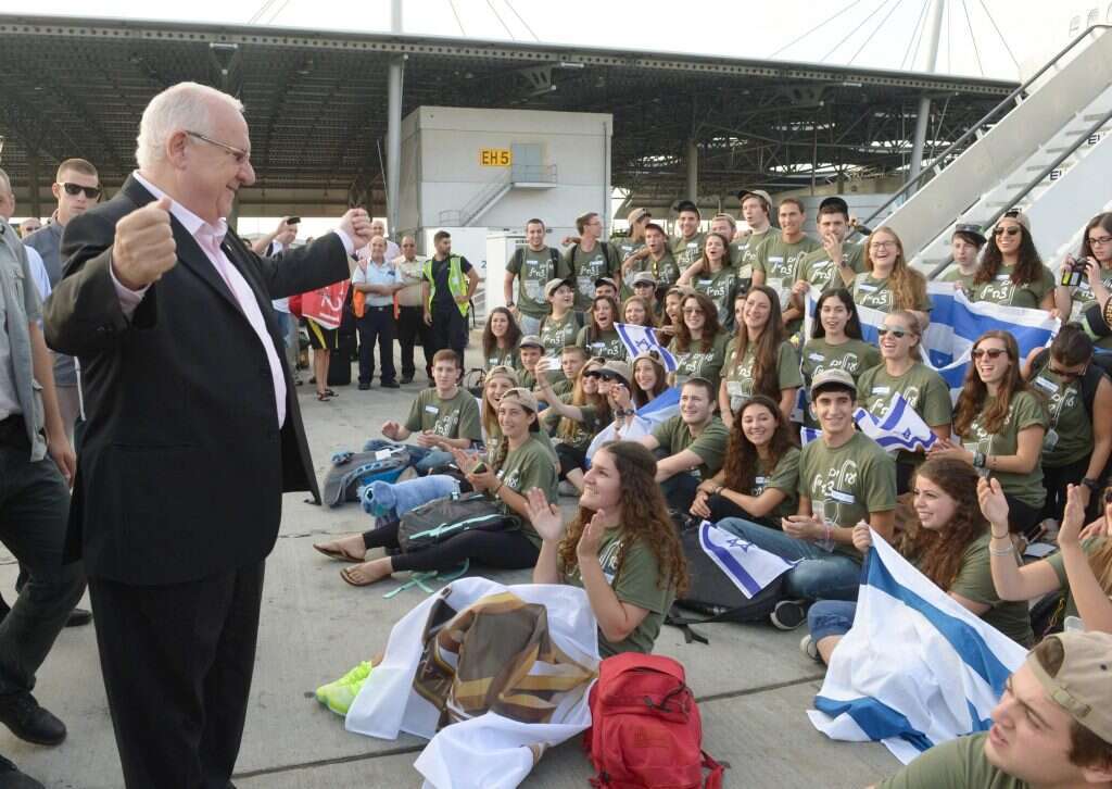 נשיא המדינה מקבל את פניהם של 110 צעירים המתגייסים לצה"ל כחיילים בודדים מארה"ב ומקנדה. קרדיט | מארק ניימן/ לע"מ נשיא המדינה מקבל את פניהם של 110 צעירים המתגייסים לצה"ל כחיילים בודדים מארה"ב ומקנדה. קרדיט | מארק ניימן/ לע"מ