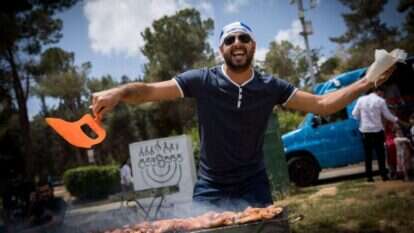 יום העצמאות. ישראלים עושים על האש בגן סאקר, ירושלים. | יונתן זינדל / פלאש 90