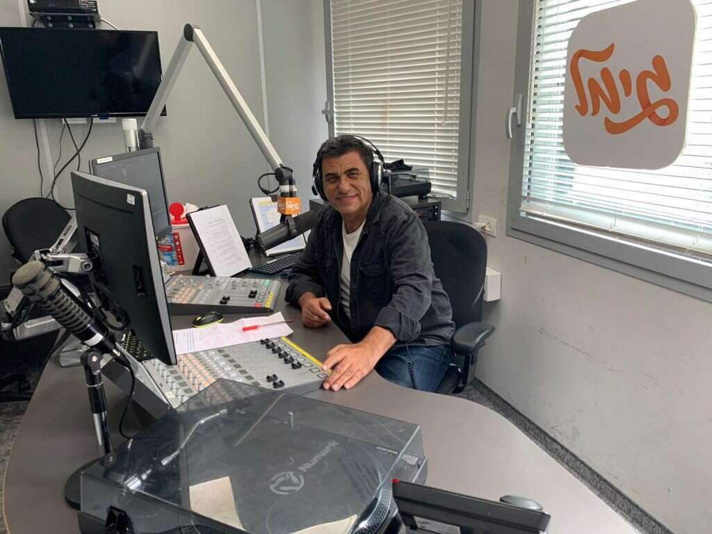 מרגיש שליח. אבנר נעים באולפן כאן גימל. | שיר אייזיק