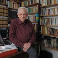 לחם כמפקד כיתת מקלעים במלחמת השחרור. חנוך ברטוב, 2008. | רובי קסטרו