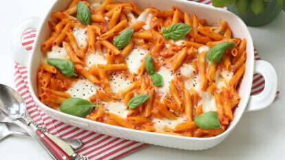 פסטה בתבנית עם רוטב עגבניות וארבע גבינות. | אפרת ליכטנשטט