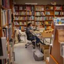 עובד בחנות ספרים בברצלונה, ספרד. | גטי אימג'ס