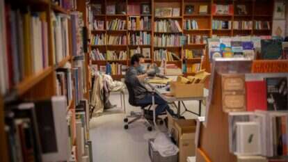 עובד בחנות ספרים בברצלונה, ספרד. | גטי אימג'ס