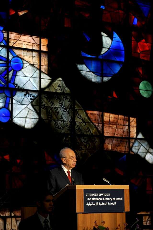 לא מתנ"ס, אבל גם לא ל־ 300 איש. הנשיא פרס בטקס השקת חידוש הספרייה, 2011. | משה מילנר, לע"מ