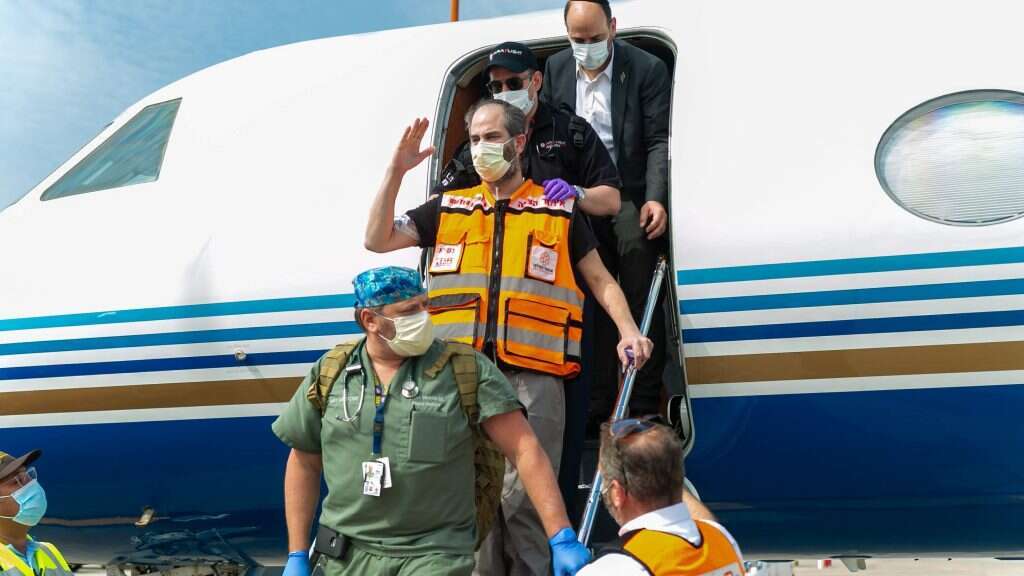 בדרך לפסח שני. ביר יורד מהמטוס בשובו ארצה, בשבוע שעבר. | שירה הרשקופ