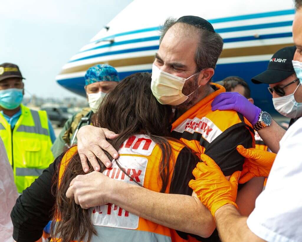 הרווק הלא ממש מבוקש. אלי וגיטי מתחבקים. | שירה הרשקופ