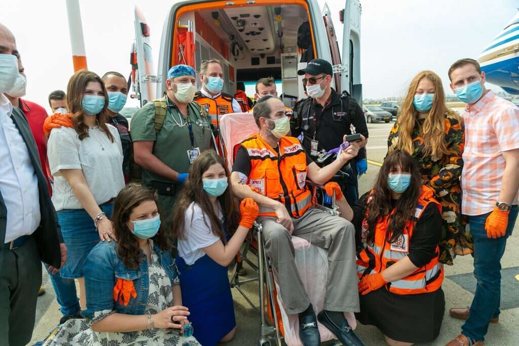 עדיין משתעל בעקבות הפגיעה בריאותיו. ביר בנתב"ג. | שירה הרשקופ