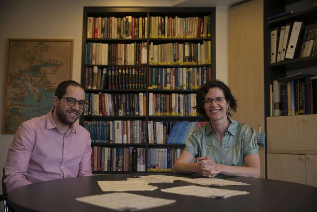 "מכתב פוגש מכתב וכותב פוגש כותב". שירה מאירסון ורן מילון. | אוליבייה פיטוס, פלאש 90 "מכתב פוגש מכתב וכותב פוגש כותב". שירה מאירסון ורן מילון. | אוליבייה פיטוס, פלאש 90