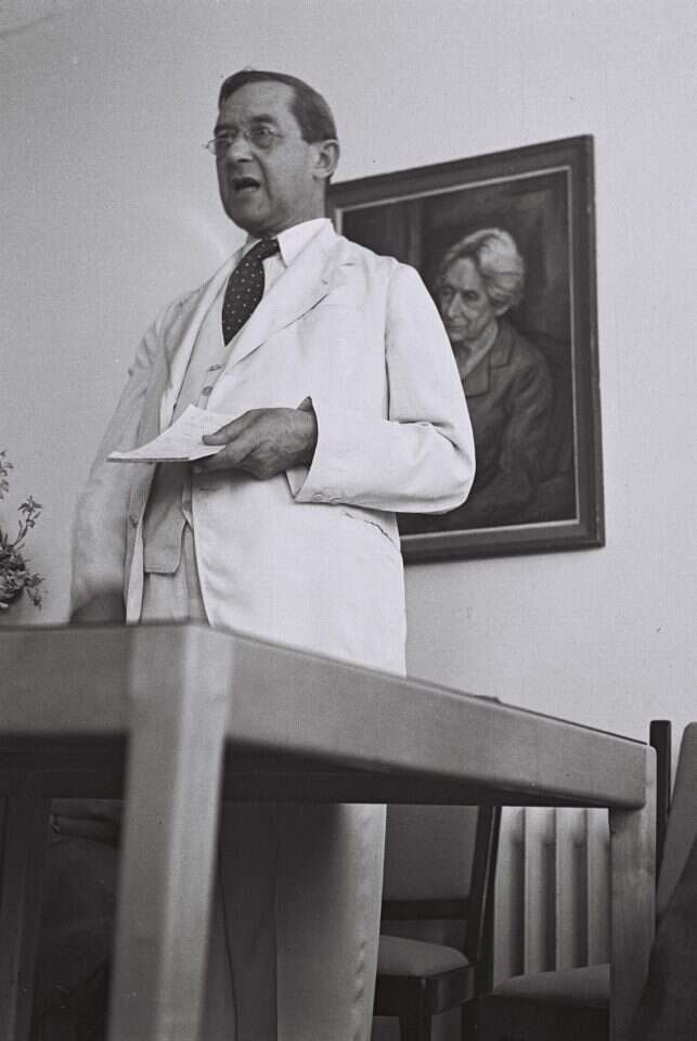 נואם על שלום מעל סליק פצצות. קנצלר האוניברסיטה י"ל מאגנס. | קלוגר זולט, לע"מ