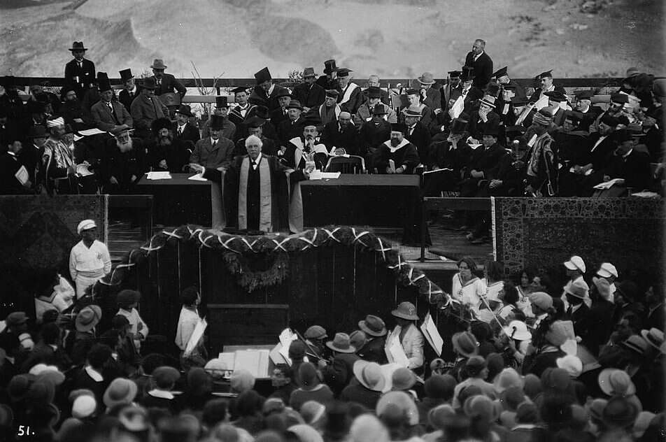 "על הבמה יושבים נציגי המנדט, הרבנים הראשיים, אנשי רוח שמייצגים גושפנקא אקדמית - לפני שאיש פרסם איזשהו מאמר". לורד בלפור בחנוכת האוניברסיטה. | באדיבות ספריית הקונגרס האמריקני