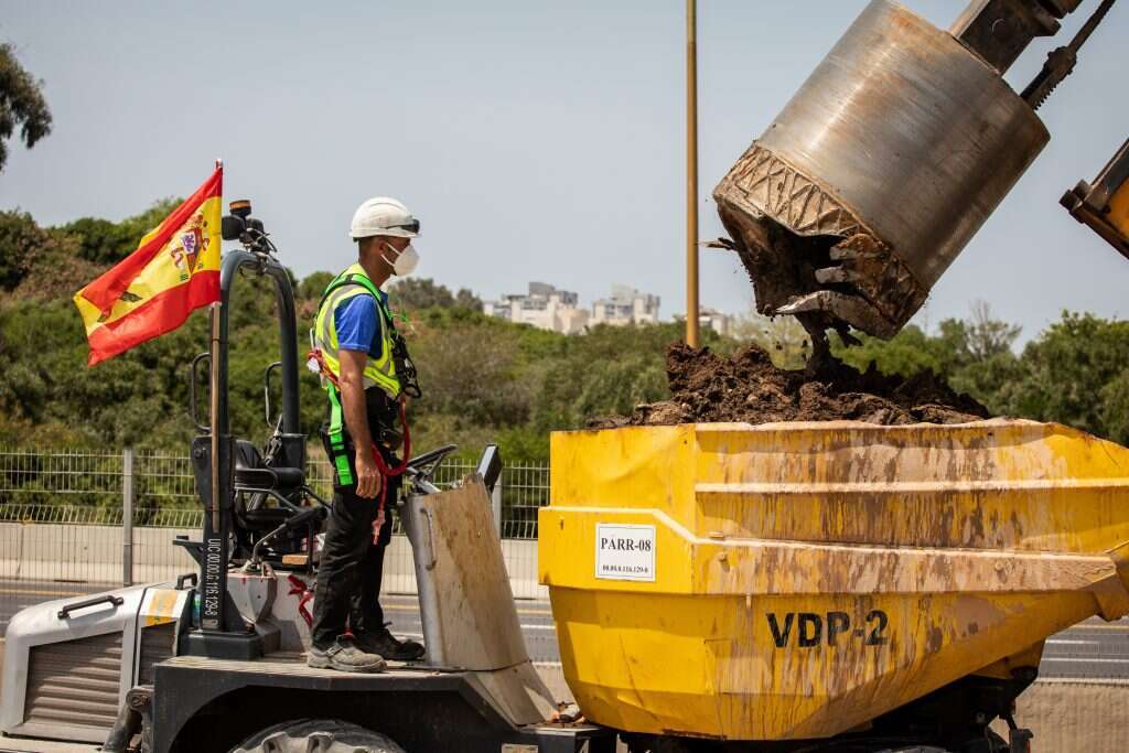 עבודות חשמול המסילה. | אבישג שאר-ישוב עבודות חשמול המסילה. | אבישג שאר-ישוב