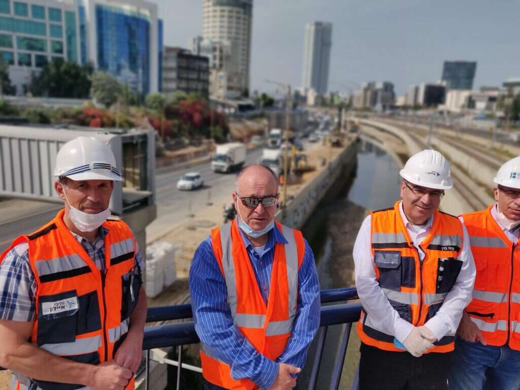 מימין לשמאל: עוזי לוין, קובי בליטשטיין ועידו מעוז על רקע העבודות. | מיכאל טוכפלד מימין לשמאל: עוזי לוין, קובי בליטשטיין ועידו מעוז על רקע העבודות. | מיכאל טוכפלד