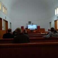 צפייה מרוחקת בדיון, באולם הסמוך, לבעלי העניין שלא הורשו להיכנס לאולם בו הדיון מתקיים בגלל תקנות בריאות העם. | TPS