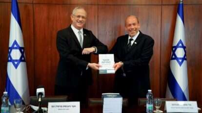 מבקר המדינה מגיש ליו"ר הכנסת את הדו"ח השנתי. | עדינה ולמן, דוברות הכנסת.