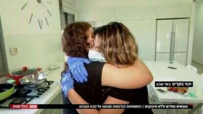 סבתא תמי פוגשת את משפחתה במהדורה המרכזית של חדשות 12. | מסך, אתר מאקו