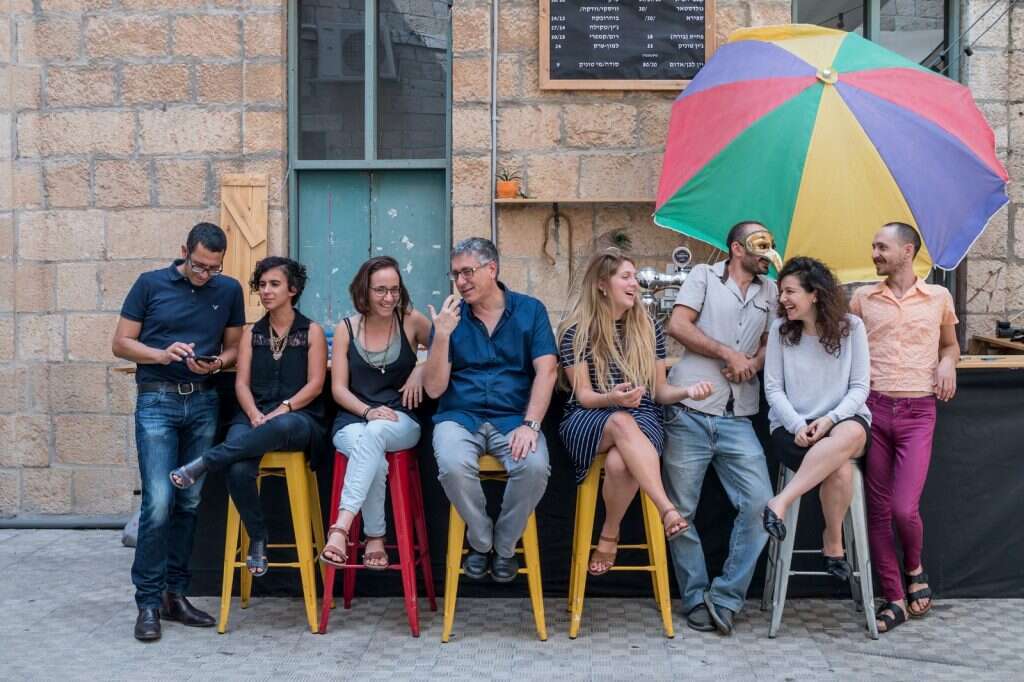 מקום לשירה. | יחצ