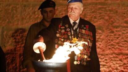 מקס פריבלר שניצל מהנאצים, התגייס לצבא האדום והשתתף בשחרור אושוויץ מדליק משואה ביד ושם, 2017. | EPA