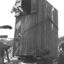 בזכות האהבה לעיר אנו מתוודעים לסיפורו הטרגי של הרב ד"ר מרדכי שורנשטיין, מייסד גן החיות של תל אביב. ג'ירפה מגיעה לגן החיות הישן בתל אביב, 1946. | הנס פין, לע"מ