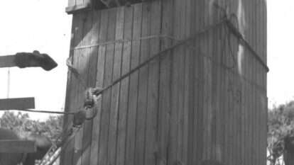 בזכות האהבה לעיר אנו מתוודעים לסיפורו הטרגי של הרב ד"ר מרדכי שורנשטיין, מייסד גן החיות של תל אביב. ג'ירפה מגיעה לגן החיות הישן בתל אביב, 1946. | הנס פין, לע"מ