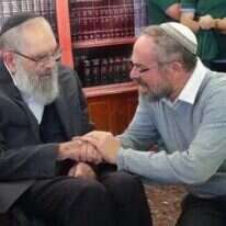 הרב רבינוביץ זצ"ל עם הרב גבי גולדמן. | באדיבות המצולם