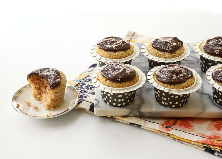 קאפקייקס קוקוס־פקאן בציפוי שוקולד. | אפרת ליכטנשטט קאפקייקס קוקוס־פקאן בציפוי שוקולד. | אפרת ליכטנשטט