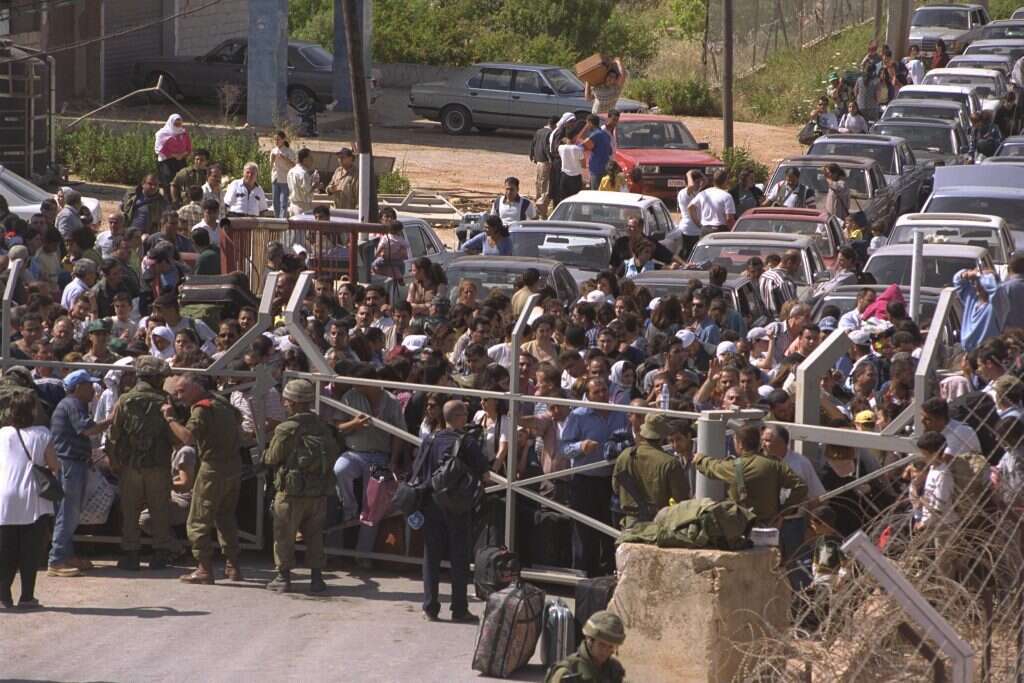 פליטים ממשפחות צד"ל נוהרים לגבול ישראל לאחר הנסיגה, 2000. | משה מילנר, לע"מ