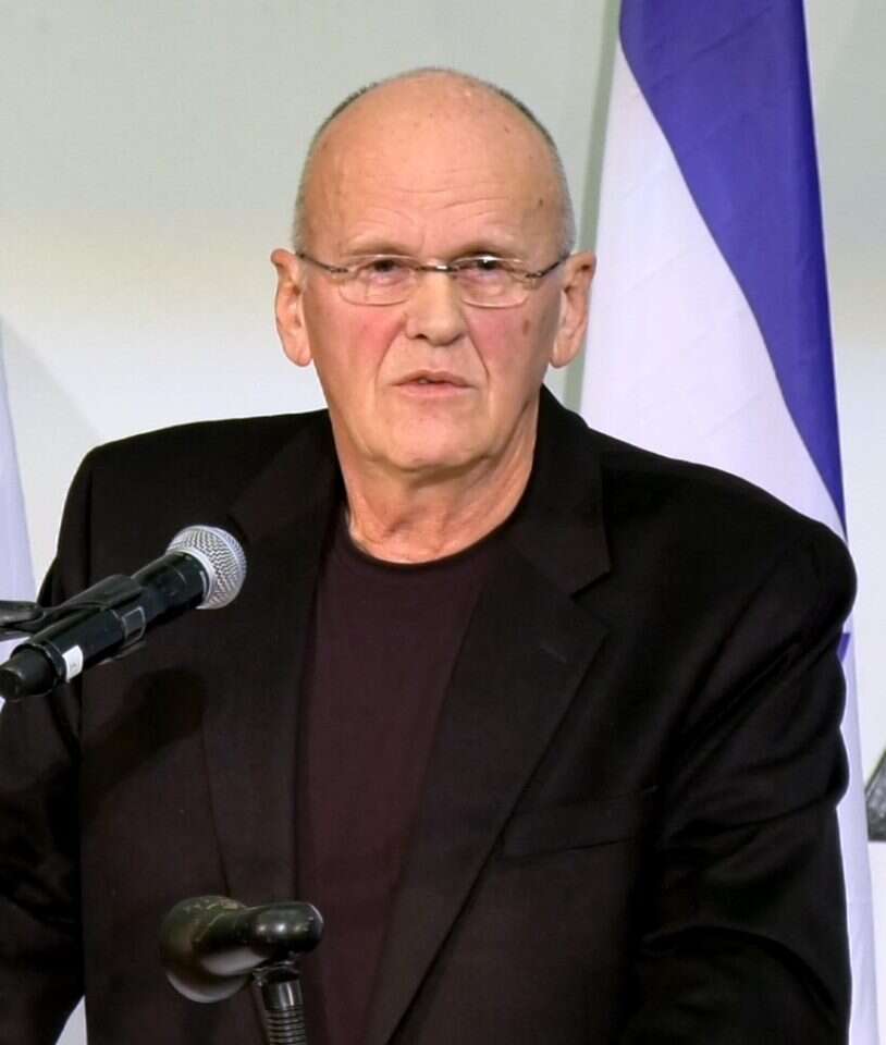 אלוף במיל' אהרן זאבי־פרקש. | רווח הפקות