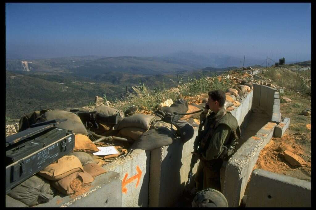 "עמדנו במה שנכתב על השלטים: 'המטרה - הגנה על יישובי הצפון'". מוצב ברצועת הביטחון. | גטי אימג'ס
