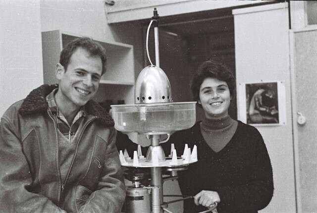 לעודד את זרע העגבנייה בעזרת קרני אור. פרופ' יניב בראשית דרכה, במעבדת כימיה, 1960. | מתוך האוסף הפרטי