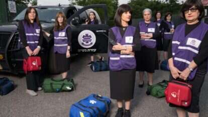 רוחי פרייר (במרכז) עם מתנדבות עזרת נשים. מתוך הסרט הדוקומנטרי: 93Queen, Malka Films. | Paula Eiselt