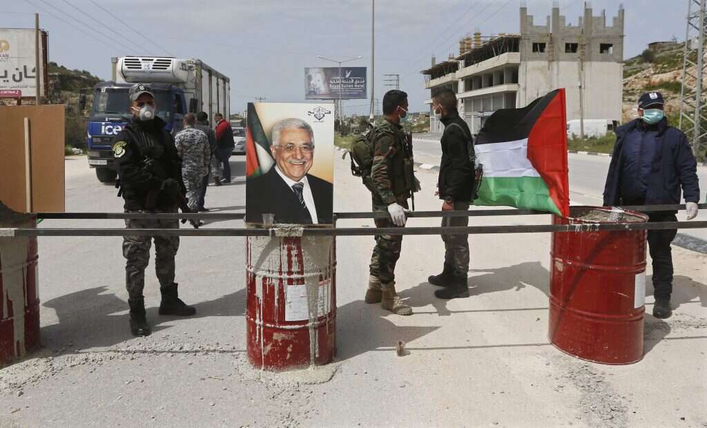 אנשי ביטחון פלסטינים בכניסה לשכם. | EPA