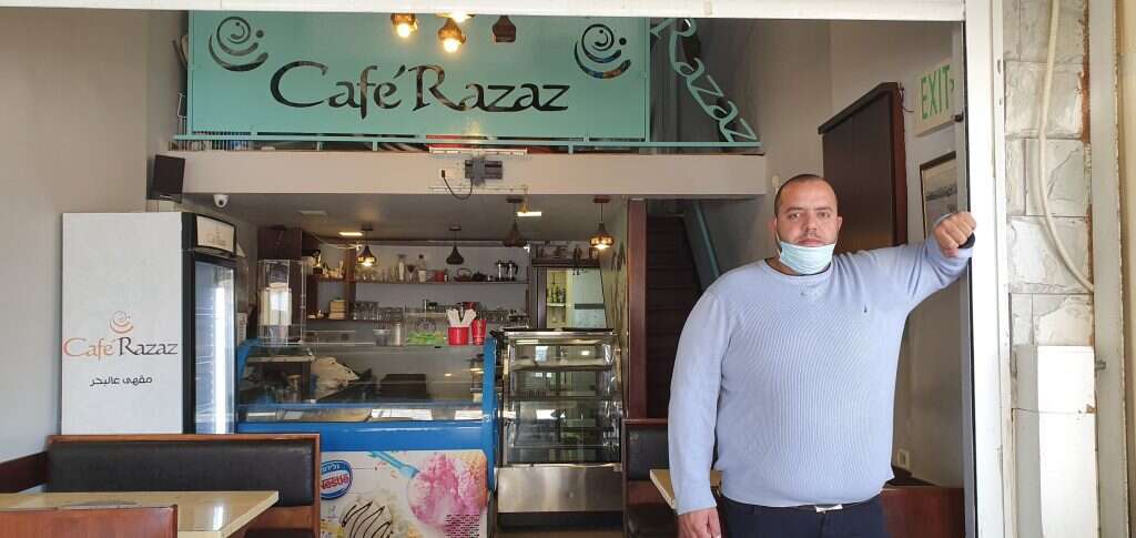 אשרף עאמר בבית הקפה רזאז בעכו. | יאיר קראוס